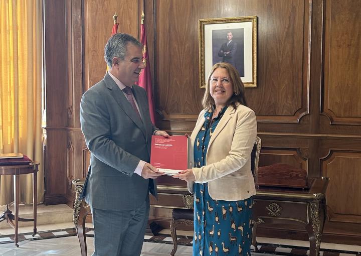 El consejero de Medio Ambiente entrega a la presidenta de la Asamblea el Informe Anual del Mar Menor 2022