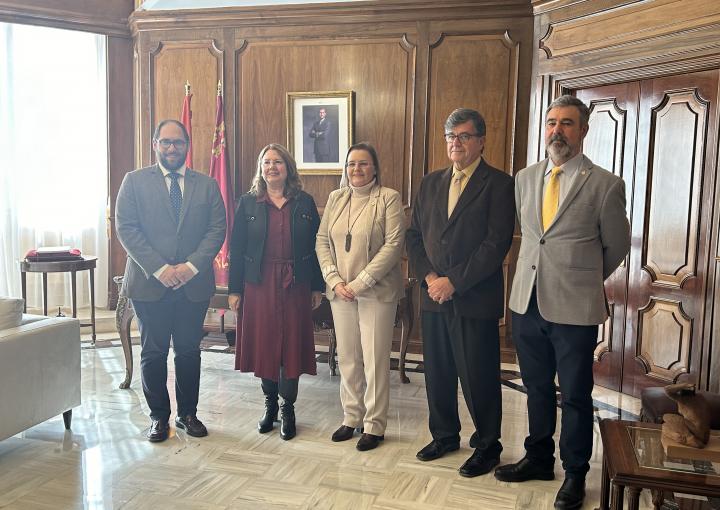 La presidenta de la Asamblea recibe a la Hermana Mayor de los Resucitados