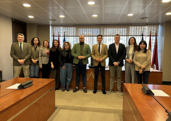 El presidente de ASOCOMY, Adrián Soriano Férriz, con los miembros de la Comisión Especial de Estudio sobre el Pequeño Comercio en la Región de Murcia El presidente de ASOCOMY, Adrián Soriano Férriz, con los miembros de la Comisión Especial de Estudio sobre el Pequeño Comercio en la Región de Murcia
