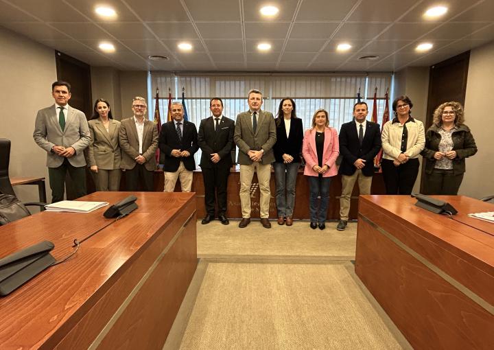 El alcalde de Mula, Juan Jesús Moreno García, con los miembros de la Comisión Especial de Estudio para abordar el Reto Demográfico y la Despoblación en la Región de Murcia El alcalde de Mula, Juan Jesús Moreno García, con los miembros de la Comisión Especial de Estudio para abordar el Reto Demográfico y la Despoblación en la Región de Murcia