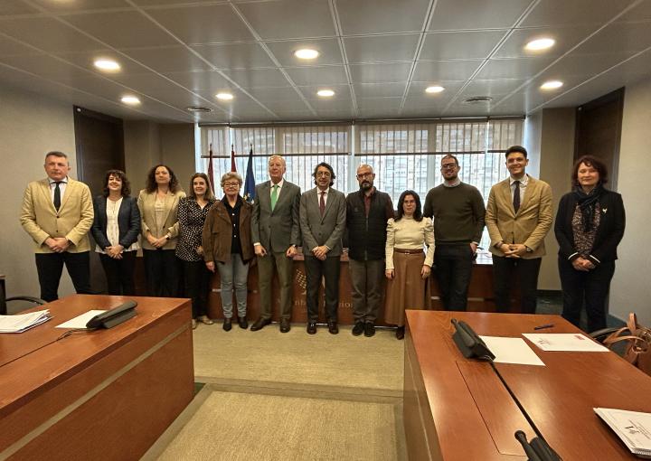 El presidente de la Asociación de Familias de Acogida de la Región de Murcia (AFAMU), Federico Padial Yedra, con los miembros de la Comisión Especial de Estudio sobre Infancia y Adolescencia
