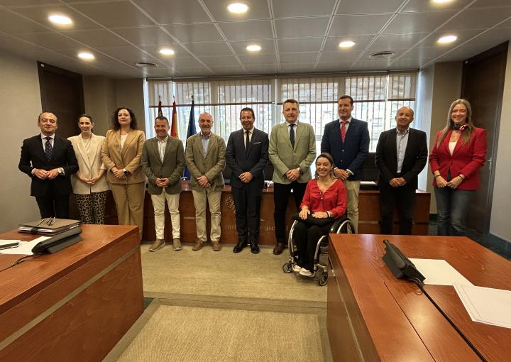 El alcalde de Mula, Juan Jesús Moreno García, con los miembros de la Comisión de Industria, Trabajo, Comercio y Turismo