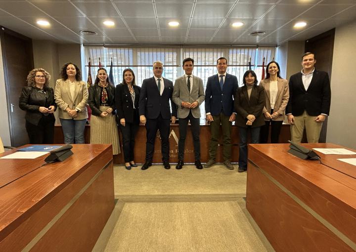 El presidente de la Federación de Comercio de la Región de Murcia (COREMUR), Juan Francisco Castillo Gallego, con los miembros de la Comisión Especial de Estudio sobre el Pequeño Comercio en la Región de Murcia El presidente de la Federación de Comercio de la Región de Murcia (COREMUR), Juan Francisco Castillo Gallego, con los miembros de la Comisión Especial de Estudio sobre el Pequeño Comercio en la Región de Murcia