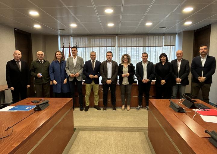 El presidente de la Comunidad de Regantes de Lorca, Juan Marín Bravo, con los miembros de la Comisión Especial de Estudio sobre la situación del Trasvase Tajo-Segura tras las últimas medidas anunciadas por el Ministerio de Transición Ecológica