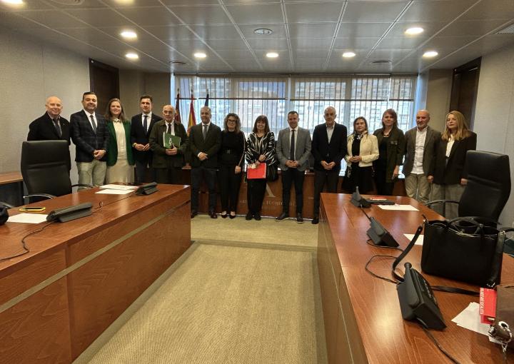 La exministra de Medio Ambiente, Cristina Narbona Ruiz, con los miembros de la Comisión Especial de Estudio sobre la situación del Trasvase Tajo-Segura tras las últimas medidas anunciadas por el Ministerio de Transición Ecológica
