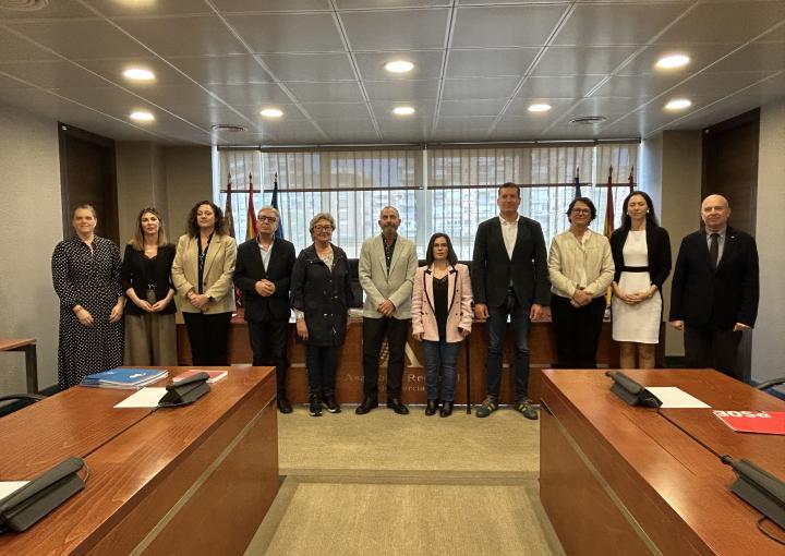 El director del Observatorio de Exclusión Social de la UMU, Manuel Hernández Pedreño, con los miembros de la Comisión Especial de Estudio de Lucha contra la Pobreza y Exclusión Social en la Región de Murcia El director del Observatorio de Exclusión Social de la UMU, Manuel Hernández Pedreño, con los miembros de la Comisión Especial de Estudio de Lucha contra la Pobreza y Exclusión Social en la Región de Murcia
