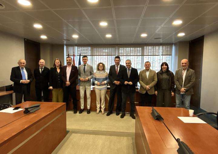 El presidente de la Comunidad de Regantes de Cartagena, Manuel Martínez Madrid, con los miembros de la Comisión Especial de Estudio sobre la situación del Trasvase Tajo-Segura tras las últimas medidas anunciadas por el Ministerio de Transición Ecológica