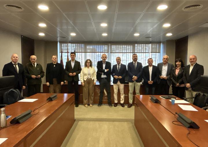 El presidente del SCRATS, Lucas Jiménez Vidal, con los miembros de la Comisión Especial de Estudio  sobre la situación del Trasvase Tajo-Segura tras las últimas medidas anunciadas por el Ministerio de Transición Ecológica