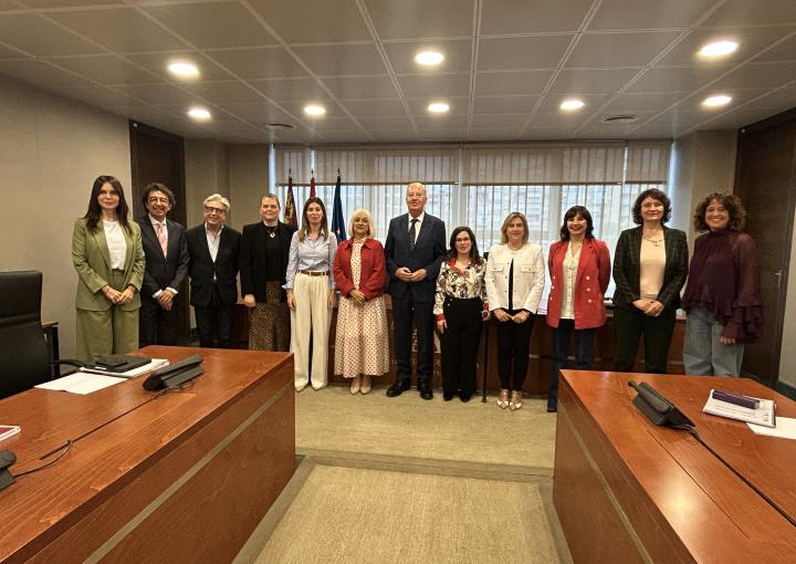 La secretaria general de UGT Región de Murcia, Francisca Sánchez Salmerón, con los miembros de la Comisión de Sanidad y Política Social