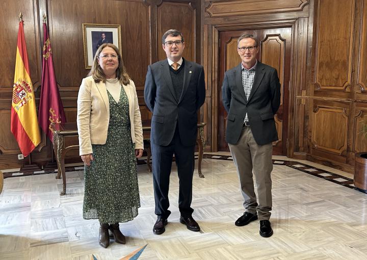 La presidenta de la Asamblea recibe a los codirectores de la Cátedra de Buen Gobierno de lo UMU