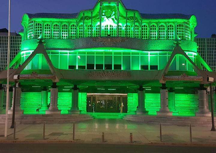 Foto de archivo: fachada principal de la Asamblea Regional iluminada de verde