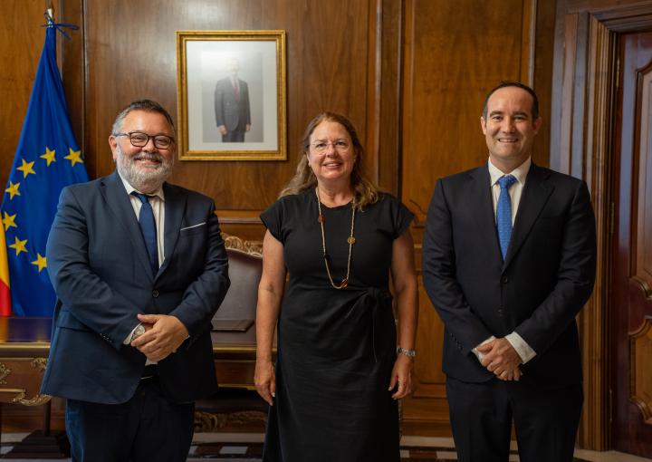 La presidenta de la Asamblea Regional de Murcia, Visitación Martínez, recibe al presidente y secretario general de COEC, Miguel Ángel Jiménez y Diego José Águila
