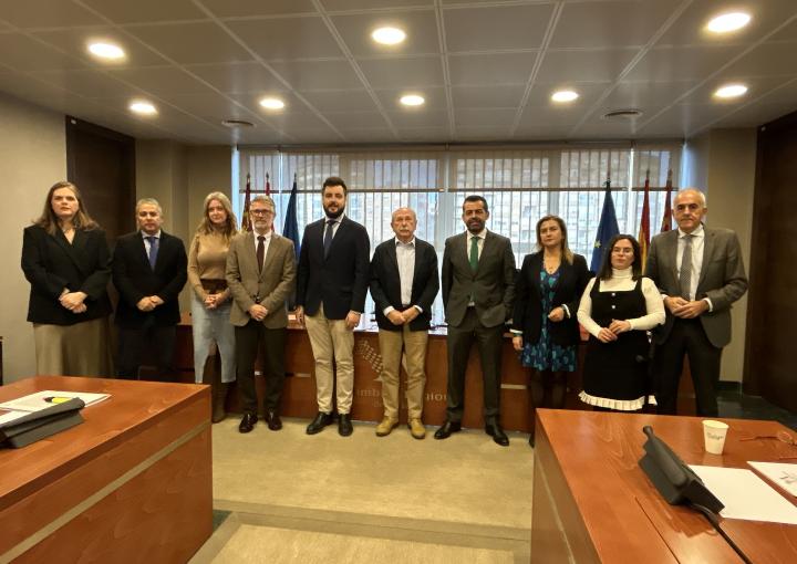 El expresidente de SACYR, Luis del Rivero Asensio, con los miembros de la Comisión Especial de Investigación sobre la liquidación fallida por daños y perjuicios en la construcción y explotación del Aeropuerto Internacional de la Región de Murcia El expresidente de SACYR, Luis del Rivero Asensio, con los miembros de la Comisión Especial de Investigación sobre la liquidación fallida por daños y perjuicios en la construcción y explotación del Aeropuerto Internacional de la Región de Murcia