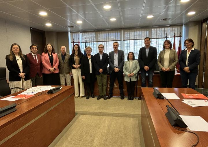 El secretario general de Cáritas, Francisco Sánchez Baeza, con los miembros de la Comisión Especial de Estudio de lucha contra la pobreza y exclusión social en la Región de Murcia El secretario general de Cáritas, Francisco Sánchez Baeza, con los miembros de la Comisión Especial de Estudio de lucha contra la pobreza y exclusión social en la Región de Murcia