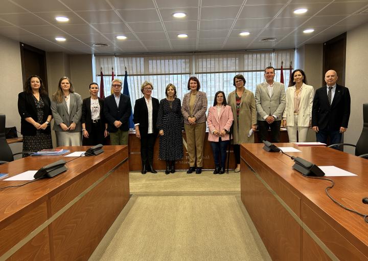 La presidenta de Cruz Roja en la Región de Murcia, María Teresa Sánchez Elduayen, con los miembros de la Comisión Especial de Estudio de lucha contra la Pobreza y Exclusión Social en la Región de Murcia La presidenta de Cruz Roja en la Región de Murcia, María Teresa Sánchez Elduayen, con los miembros de la Comisión Especial de Estudio de lucha contra la Pobreza y Exclusión Social en la Región de Murcia