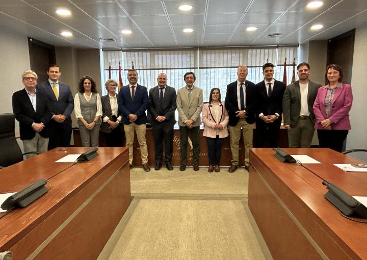 El presidente del CERMI, Pedro Martínez López, con los miembros de la Comisión Especial de Estudio sobre Infancia y Adolescencia El presidente del CERMI, Pedro Martínez López, con los miembros de la Comisión Especial de Estudio sobre Infancia y Adolescencia