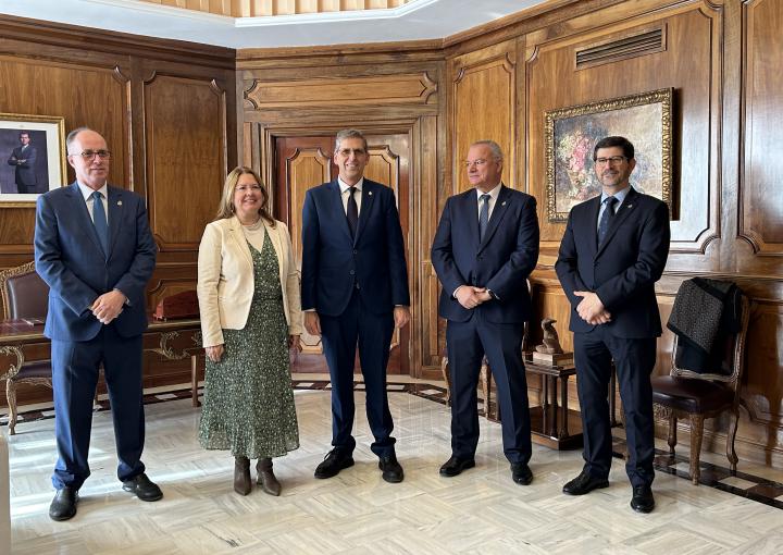 La presidenta de la Asamblea recibe al Hermano Mayor de los marrajos