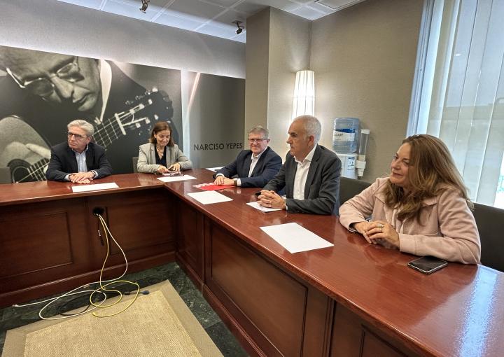 El portavoz del grupo Socialista, José Vélez, renuncia a su escaño