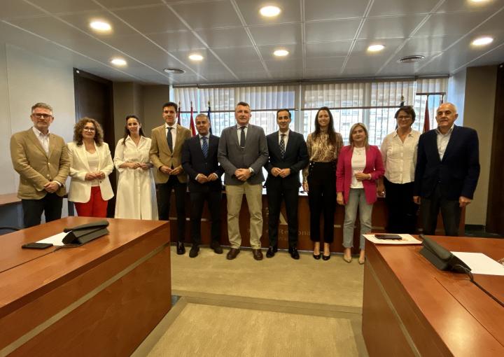 El alcalde de Ulea, Víctor Manuel López Abenza, con los miembros de la Comisión Especial de Estudio para abordar el Reto Demográfico y la Despoblación en la Región de Murcia El alcalde de Ulea, Víctor Manuel López Abenza, con los miembros de la Comisión Especial de Estudio para abordar el Reto Demográfico y la Despoblación en la Región de Murcia