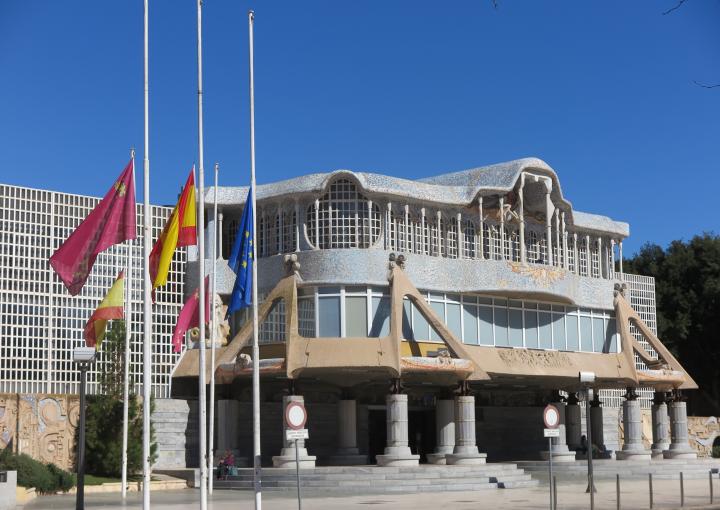 Banderas de la Asamblea Regional a media asta por el naufragio del pesquero gallego en Terranova