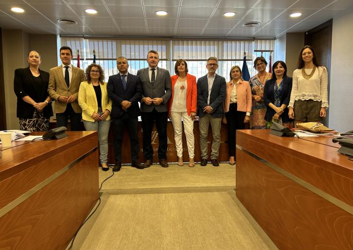 La presidenta de AFAMMER, Carmen Inglés Inglés, con los miembros de la Comisión Especial de Estudio para abordar el Reto Demográfico y la Despoblación en la Región de Murcia La presidenta de AFAMMER, Carmen Inglés Inglés, con los miembros de la Comisión Especial de Estudio para abordar el Reto Demográfico y la Despoblación en la Región de Murcia