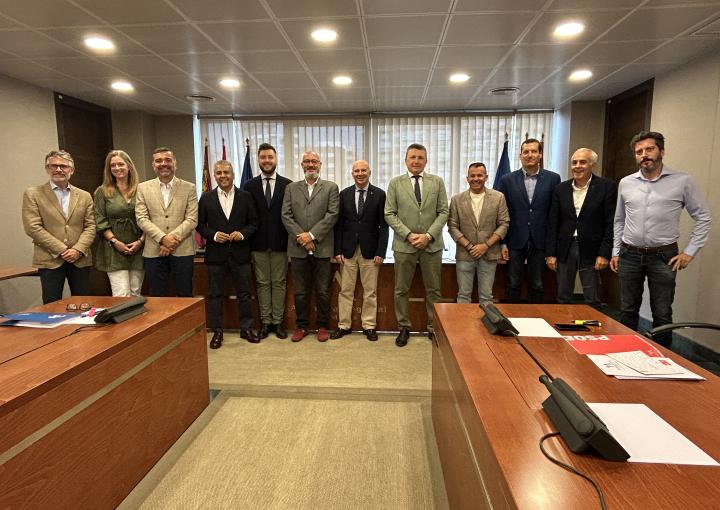 El director gerente de ADESPOFA, José Andrés García Cuestas, con los miembros de la Comisión de Política Territorial, Medio Ambiente, Agricultura y Agua El director gerente de ADESPOFA, José Andrés García Cuestas, con los miembros de la Comisión de Política Territorial, Medio Ambiente, Agricultura y Agua