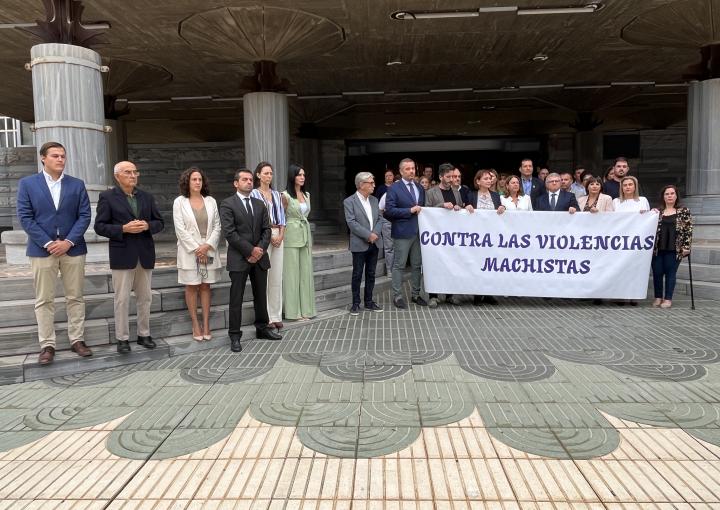 La Asamblea Regional muestra su condena por la primera víctima de violencia de género en la Región en 2023 con un minuto de silencio