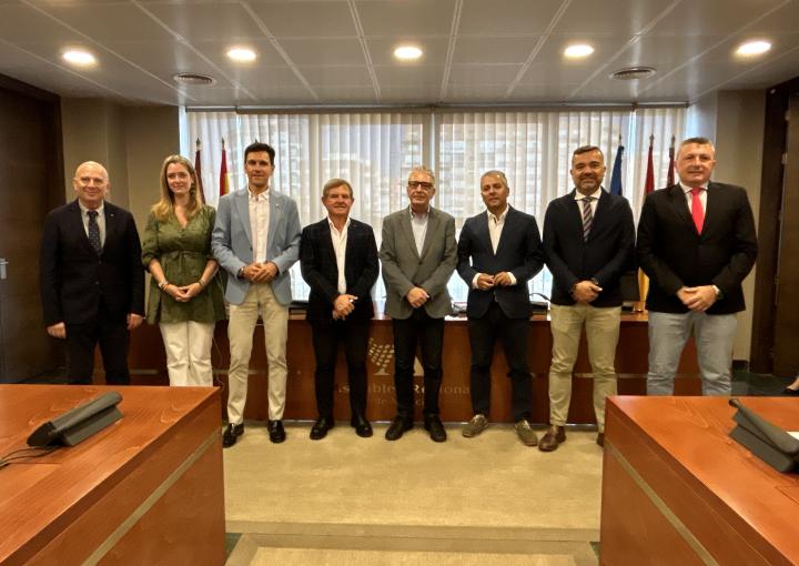 El presidente de PROEXPORT, Mariano Zapata Martínez, con los miembros de la Comisión de Asuntos Generales e Institucionales, de la Unión Europea y Derechos Humanos El presidente de PROEXPORT, Mariano Zapata Martínez, con los miembros de la Comisión de Asuntos Generales e Institucionales, de la Unión Europea y Derechos Humanos