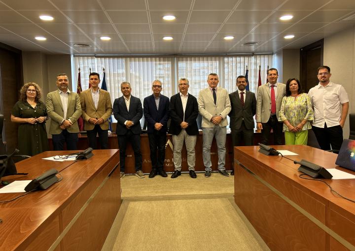 El científico titular del IGME-CSIC y profesor asociado de Hidrología de la Universidad de Murcia, José Luis García Aróstegui, con los miembros de la Comisión de Asuntos Generales e Institucionales, de la Unión Europea y Derechos Humanos El científico titular del IGME-CSIC y profesor asociado de Hidrología de la Universidad de Murcia, José Luis García Aróstegui, con los miembros de la Comisión de Asuntos Generales e Institucionales, de la Unión Europea y Derechos Humanos