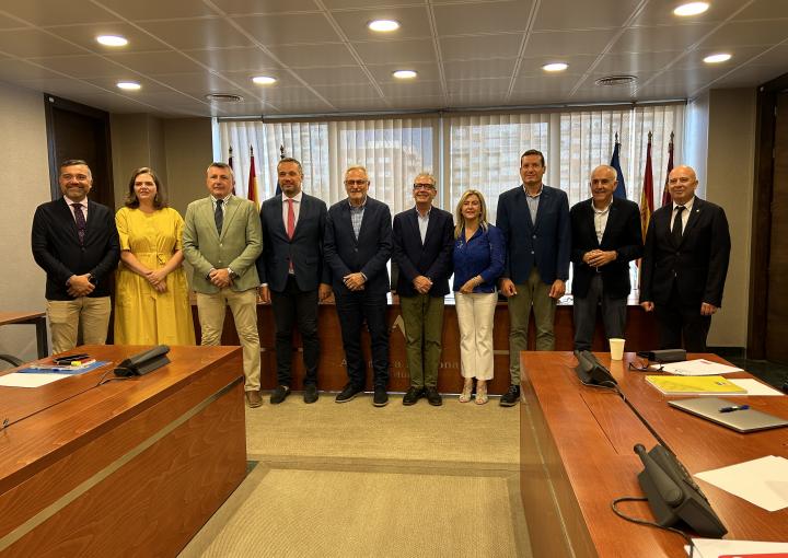 El alcalde del Ayuntamiento de Torre Pacheco, Pedro Ángel Roca Tornel, con los miembros de la Comisión de Asuntos Generales e Institucionales, de la Unión Europea y Derechos Humanos El alcalde del Ayuntamiento de Torre Pacheco, Pedro Ángel Roca Tornel, con los miembros de la Comisión de Asuntos Generales e Institucionales, de la Unión Europea y Derechos Humanos
