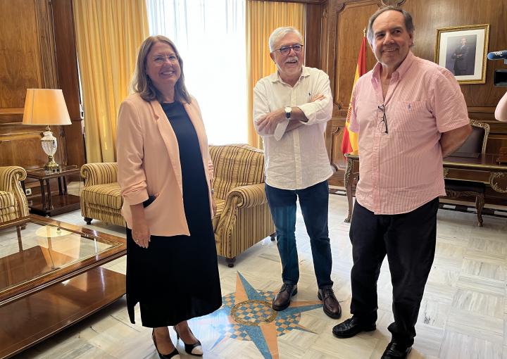 La presidenta de la Asamblea Regional, Visitación Martínez, junto a los co-directores del CEMOP, Ismael Crespo y Juan José García Escribano
