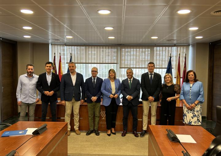 La alcaldesa del Ayuntamiento de Cartagena, Noelia Arroyo Hernández, con los miembros de la Comisión de Asuntos Generales e Institucionales, de la Unión Europea y Derechos Humanos La alcaldesa del Ayuntamiento de Cartagena, Noelia Arroyo Hernández, con los miembros de la Comisión de Asuntos Generales e Institucionales, de la Unión Europea y Derechos Humanos
