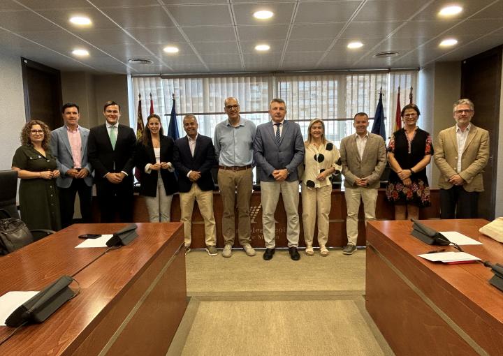 El alcalde de Villanueva del Río Segura, Jesús Mariano Viciana Ortiz, con los miembros de la Comisión Especial de Estudio para abordar el Reto Demográfico y la Despoblación en la Región de Murcia El alcalde de Villanueva del Río Segura, Jesús Mariano Viciana Ortiz, con los miembros de la Comisión Especial de Estudio para abordar el Reto Demográfico y la Despoblación en la Región de Murcia