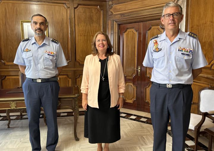 La presidenta de la Asamblea Regional de Murcia, Visitación Martínez, con los Coroneles Alberto José Lens Blanco y José Ignacio Sánchez-Heredero García