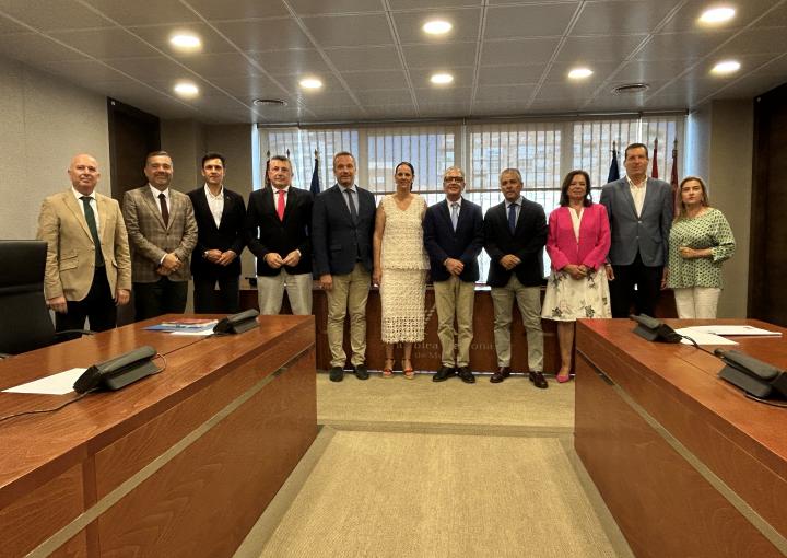 La alcaldesa del Ayuntamiento de Fuente Álamo, Juana María Martínez García, con los miembros de la Comisión de Asuntos Generales e Institucionales, de la Unión Europea y Derechos Humanos La alcaldesa del Ayuntamiento de Fuente Álamo, Juana María Martínez García, con los miembros de la Comisión de Asuntos Generales e Institucionales, de la Unión Europea y Derechos Humanos