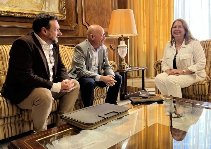La presidenta de la Asamblea Regional, Visitación Martínez, junto con los representantes de FASEN, Mariano Cegarra y José Luis Aedo