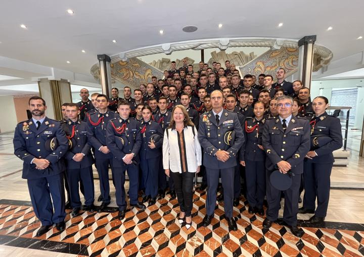 La presidenta de la Asamblea Regional, Visitación Martínez, junto con los alumnos de la LXXVIII promoción de la Academia General del Air La presidenta de la Asamblea Regional, Visitación Martínez, junto con los alumnos de la LXXVIII promoción de la Academia General del Air