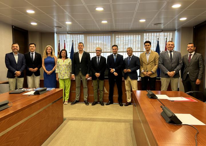El ingeniero agrónomo y catedrático de la Universidad Politécnica de Cartagena (UPCT), Alejandro Pérez Pastor, con los miembros de la Comisión de Asuntos Generales e Institucionales, de la Unión Europea y Derechos Humanos El ingeniero agrónomo y catedrático de la Universidad Politécnica de Cartagena (UPCT), Alejandro Pérez Pastor, con los miembros de la Comisión de Asuntos Generales e Institucionales, de la Unión Europea y Derechos Humanos