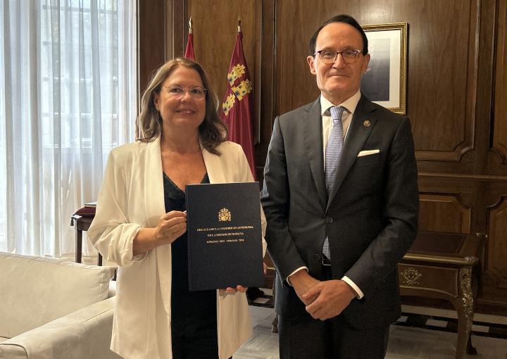 La presidenta de la Asamblea Regional, Visitación Martínez, recibe la Memoria de Actividad 2024 de la Fiscalía Superior de la Región de Murcia de manos del Fiscal Superior, José Luis Díaz Manzanera 