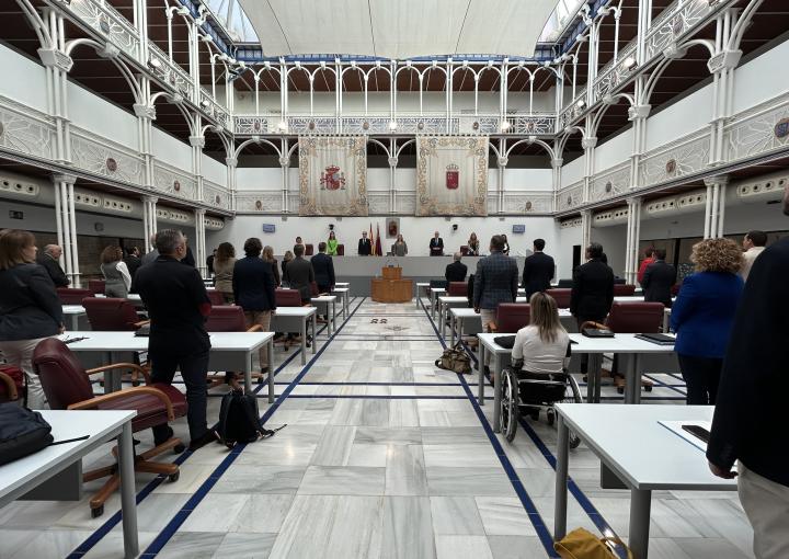 Minuto de silencio del Pleno de la Asamblea Regional de Murcia por las víctimas y afectados por la DANA Minuto de silencio del Pleno de la Asamblea Regional de Murcia por las víctimas y afectados por la DANA