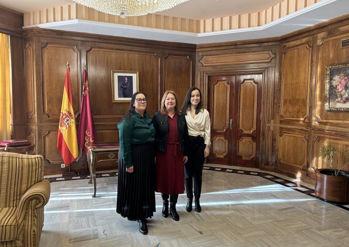 La presidenta de la Asamblea reciba a la Asociación de Matronas Región de Murcia