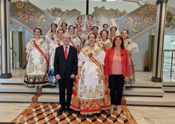 La Reina de la Huerta y su Corte de honor visitan la Asamblea Regional La Reina de la Huerta y su Corte de honor visitan la Asamblea Regional
