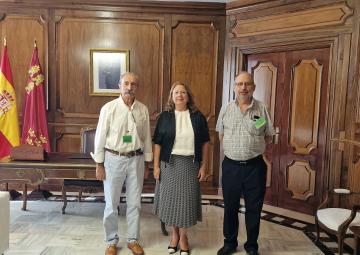 La presidenta de la Asamblea Regional de Murcia, Visitación Martínez, junto con Ángel Ferrández y Alberto Tárraga, presidente y vicepresidente respectivamente de la Academia de Ciencias de la Región de Murcia