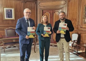 La presidenta de la Asamblea Regional, Visitación Martínez, recibe el Barómetro de otoño 2025 del CEMOP