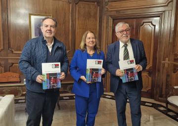 La presidenta de la Asamblea Regional de Murcia, Visitación Martínez, recibe el Barómetro de Invierno 2025/26 del CEMOP