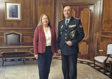 La presidenta de la Asamblea Regional de Murcia, Visitación Martínez, junto con el comisario jefe de la Policía Nacional en Cartagena, Damián Romero