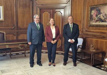 La presidenta de la Asamblea Regional de Murcia, Visitación Martínez, junto con el presidente y el secretario general de la Academica de Ciencias Veterinarias de la Región de Murcia, Cándido Gutiérrez Panizo y Antonio Rouco Yáñez