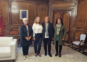 La presidenta de la Asamblea Regional de Murcia, Visitación Martinez, junto con representantes de AFIBROCAR y CONFIBRO