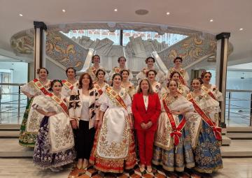 La Reina de la Huerta y su Corte de honor visitan la Asamblea Regional