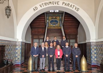 La Mesa de la Asamblea Regional visita el Arsenal y el submarino S-81 